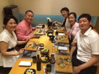 Pin page 도곡동 타워팰리스3차 야마모토스시에서 주 수당 5천만원 돌파기념이선희에메랄드부부가 마련한 자리...장한별소장님도.. | People