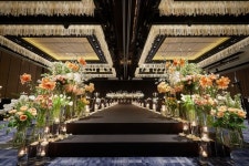 피치 컬러의 플라워는 포시즌스호텔의 샹들리에와 매치가 되어서 참 잘어울려요. 부드럽고 따뜻한 분위기를 연출해주어요.... 