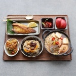 곰곰이밥상 в Instagram: «#아침밥상 ⠀ 굿모닝이예요 ^^ ⠀ #아침메뉴 - 연잎밥 - 해물된장찌개 - 봄동달래무침 - 고등어구이 - 무말래이무침... 