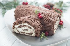 Keto Bûche de Noël | Recipe | Keto holiday recipes, Keto cake, Cake roll recipes