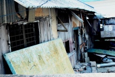 바닷가 판자집 처마