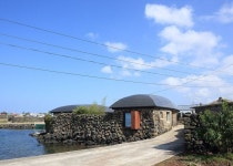 100년 넘은 제주도 돌집의 재탄생, 눈먼 고래-[ Z Lab ] Century_old farmhouse on Jeju Island gets a whale-inspired makeover