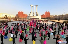 청년학생들의 경축무도회 진행