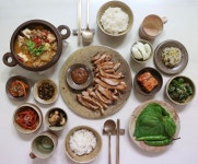 Instagram의 지수테이블🌱유하로하네👨👩👧👦님: “. . 제가 정~~말 좋아하는데 백여시가 넘 싫어해서 1년에 한 번 끓일까 말까 하는 청국장... 