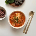 백로즈 on Instagram: “- 돼지고기 김치찌개 체고야🐷💛 좋아하는 백채김치찌개 포장해다 푸우우우욱 끓여 먹었어요! 진챠 실한 생고기가... 
