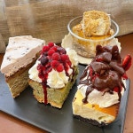 밍아의 먹빵😋 on Instagram: “#키에리 #kyeri 🍰#딸기초콜릿치즈케이크 🍰#뽕루바브커런트치즈케이크 🍰#쑥팥치즈케이크... 