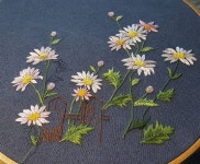 자태를 뽐내네요 구절초 두번째~~ #구절초 #구절초사랑 #자수타그램 #야생화자수 #embroidey #wildflowerembroidery #embroiderydesign