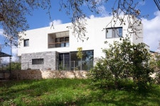 Imposing Trapezoidal Residence Exhibiting an Original Layout in Israel | Freshome.com | 모던 주택, 건축