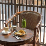 없었지만 가배도 특유 차분함, 무게감 매력은 여전 😊 . . . (간단하게 스토리 하이라이트에 올렸구요. 궁금하신… | 카페 테이블, 카페, 의자