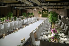 포시즌스호텔 누리볼룸 웨딩. 버진로드를 따라서 셋팅된 퍼플&그린 컬러의 플라워장식.