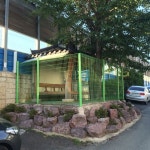 마산 합성1동 동사무소 건너편 조용한 골목안에 있는 정자. 동네 할매들이 자주 모이는데 휀스로 들러 싸여 있고 입구는 자물쇠로 잠겨 있다.... 