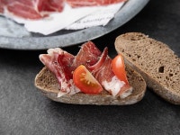 이베리코 세보 팔레타 슬라이스입니다. 본연의 고소하고 담백한 맛을 제대로 즐기실 수 있는 제품이죠. 얇게 슬라이… - 2021 | 식품 아이디어... 