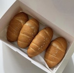 김재이 on Instagram: 요즘 자주 먹는 아침메뉴 - 한상민과자점의 소금빵 - 내가 만든 초코칩아몬드쿠키 - 청사과와 오트라떼 #한상민과자점... 