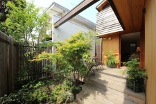아담한 정원이 있는 30평 소형 주택 | 호미파이 & homify | 庭, 家, インテリアデザインの写真
