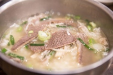 마포 무공해술불갈비집에서의 간단한 양지탕...양지탕은 소고기의... 서민적인 풍경의 식당과 숯불갈비를 위한 배기통이 인상적이다...... 