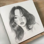 유튜브 링크에서 스케치 하는법, 얼굴 명암 넣는법, 머리카락 그리는 법 까지 자세한 설명이 곁들여진 강의를 보실 수 있습니다. 😊