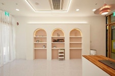 화이트톤 깔끔하고 모던한 분위기의 10평 미술교습소 인테리어 (강동구 상일동)