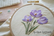 후아유네 프랑스자수 & 카페후 쥔장 on Instagram: “한겨울에 피는꽃. 크로커스 . 왜니가 생각났을까. . #용기있는꽃 #프랑스자수... 