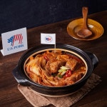 우리네 밥상 단골 메뉴 김치찜은 언제 내놔도 반가운 반찬 중 하나죠? 푹 끓인 잘 익은 김치를 맛있게 찢어 부드러운 목살에 감싸 밥 한... 