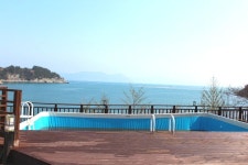 여수가족펜션 추천,복층구조 전객실 오션뷰가 환상적인 미하스빌 펜션! :: 마마몽플라이 | Outdoor decor, Pool, Outdoor