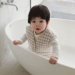 밍구와 나 on Instagram: “- 1.엄마 저 여기서 물놀이 하는거에요? 2.바다전망의 숙소에선 육아도 여유롭다☺️ 3.저녁거리 사러- 4.횟집... 