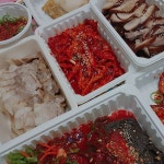 보조개 수술 5일차  . 창피하지만 안경샷 메디폼을 붙히고 찍어서인지 보조개가 흐릿하네. 처음엔 엄청 긴장 했는데 무서우면 인형 안고... 
