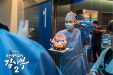 낭만닥터 김사부 2 : 비하인드 포토 : 돌담병원은 복지도 좋아! 박간호사 김민재의 생일 케이크도 챙겨준다구! : SBS | Dr.... 