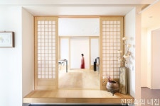 한옥 입힌 요즘 주택 > LIVING & DECO | 전원주택이 있는 월간 전원속의 내집 - 2020 | 현대 주택, 집, 빌딩