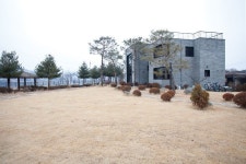 남한강 풍경 담은 두 번째 집, 양평 강변 주택 - 2020 | 집, 파우더 룸, 대리석 바닥