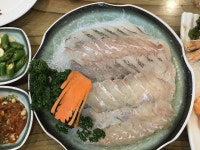 땡기는 날이 있습니다 ㅎ-ㅎ ㅎㅎㅎ   이 날도 물고기에 끌려 급 주변 횟집을 탐색했드랬조~~~ 레이더망에 걸린   당산 옛날 회 | Food, Fish, Meat
