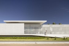 For A House In Brazil BLOCO Arquitetos Creates Second Skin From Artisanal White Bricks For A House In Brazil | 건축, 경로당