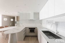 라떼향 가득한 30평대 홈카페 인테리어 부천중동센트럴파크 푸르지오BY림디자인 : 네이버 블로그 - 2020 | 아파트 아이디어, 욕실 벽, 인테리어