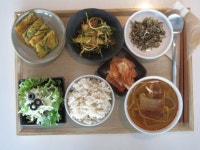 부추장떡, 오이달래무침,해바라기씨멸치볶음, 요거트드레싱을 곁들인 샐러드와 잘익은 김치 압력솥 현미밥과 얼큰하고 시원한... 