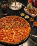 🍕✨ 이번에 처음으로 청양미트볼 피자를 먹어봤는데 이건 마치 라면에 김치와 초밥에 와사비 같은 느낌... 느끼한 거 싹 잡아준다... 
