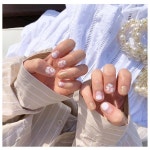 온우샵네일(onu shop nail) | 아니구요 #스티커네일 입니당 여성스러우면서 고급진 #온유네일스티커 #푸딩젤 화이트 둥근 프렌치에 포인트로 #화이트데이지...