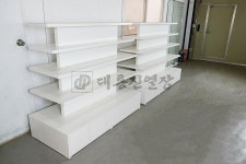 # 약국은 제조실 안쪽과 판매대, 벽면 진열대도 중요하지만 중앙 매대의 중요성도 무시못하죠~! 소비자의 시선에 딱맞는 중앙매대 제작완료... 