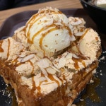 Instagram의 먹을 복이 많은 푸드펜다 🍚님: “✏️설빙 인절미허니버터토스트 . 쫀득쫀득한 인절미허버토 ❤️ 다 먹을때까지도 떡이... 