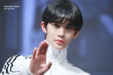 Bae Jinyoung에 있는 Erica Borrison님의 핀 | 배