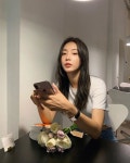 예 리 บน Instagram: “애숙이가 오다주웠다고 꽃을 줬다. 정말 오다 주운 것처럼 꽃이 담긴 종이가방이 비에 젖어 너덜너덜 했다... 