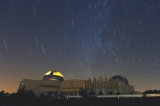 밤하늘을 수놓는 별들의 궤적이 배경으로, 경북 영천 보현산 천문대