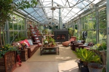 Plant vibrant spring bulbs in your favorite container for an attractive garden display. | 정원 가꾸기, 작은 집, 정원