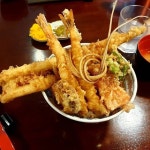 시타마치 텐동 아키미츠 맛 튀김의 상태도 훌륭하고 밥의 상태도 좋은 맛있는 텐동.... 텐동을 너무 큰 것으로 주문하기보다는 작은... 