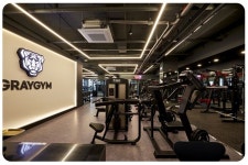 부평 PT샵 & 필라테스인테리어 헬스장의 컨셉을 살리는 디자인 – 사무실인테리어 디자인 공사 비용견적 플랫폼 | 헬스장 디자인, 헬스장... 