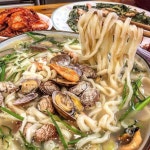 칼국수 #맛집택배 . . 어제 비온뒤라 밀가루가 땡겨서 칼국수랑 해물파전 고고 !! 오늘도 믿먹 맛집만 판매하는 인생식탁에 바지락 칼국수... 