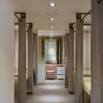 #오라쁘띠화이트닝의원#피부과 #병원인테리어 #디앤에이파트너스 #스킨케어 #성신여대점 #로비 #대기공간#암체어#라이브러리공간