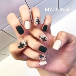 #홍대네일 #마이쮸네일 #홍대역3번출구도보1분 . . . ⭐️이달의아트💕⭐️ . . 💖23,24일 쉽니다🤗💖 . . . 체크+매트🤗💕 . 9월... 