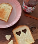 딸기잼 왕창 바른 하트딸기토스트 🍓🍞♥️ 토스터기에 굽다가 한쪽을 찌그러트렸지만 여전히 귀여워요 🫢 그나저나 설... 