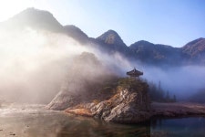 달도 잠시 머물렀다 가는 충북 영동 월류봉을 가득 뒤덮은 운해의 장관