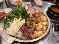 부추곱창 - 신촌역 고기 요리 | 맛집검색 망고플레이트 | 요리, 식품 아이디어, 고기