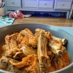 Instagram의 맛집킬러 혜띠🔪님: “점심에는 엄마가 해놓고가신 김치 등갈비찜 . 혼자 다먹었지만 난 외롭지않아🥺 하모랑 함께니깐-(하투)... 